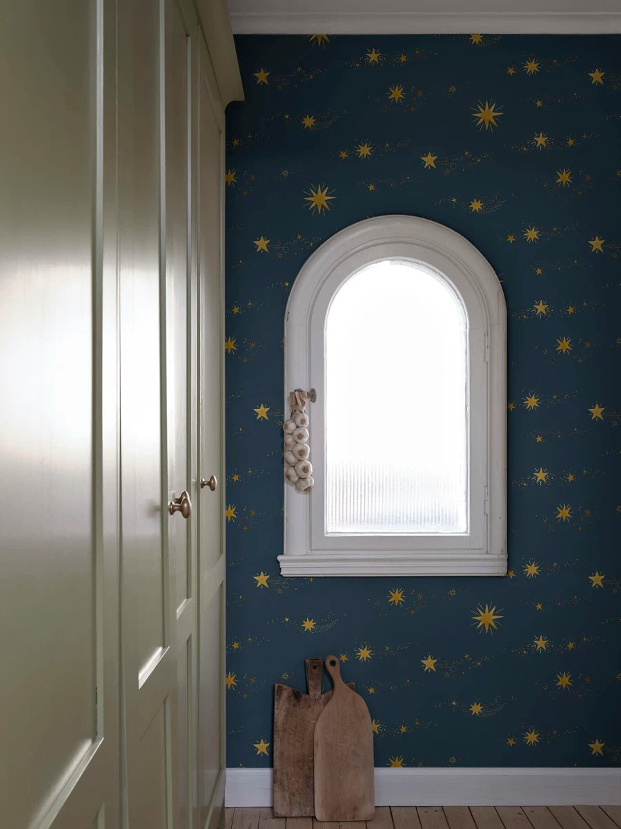 The beautiful hand-painted stars dance over the wallpaper like stars in the sky. Created together with Johanna Bradford as a dreamy ceiling wallpaper, but it also works beautifully on the wall.