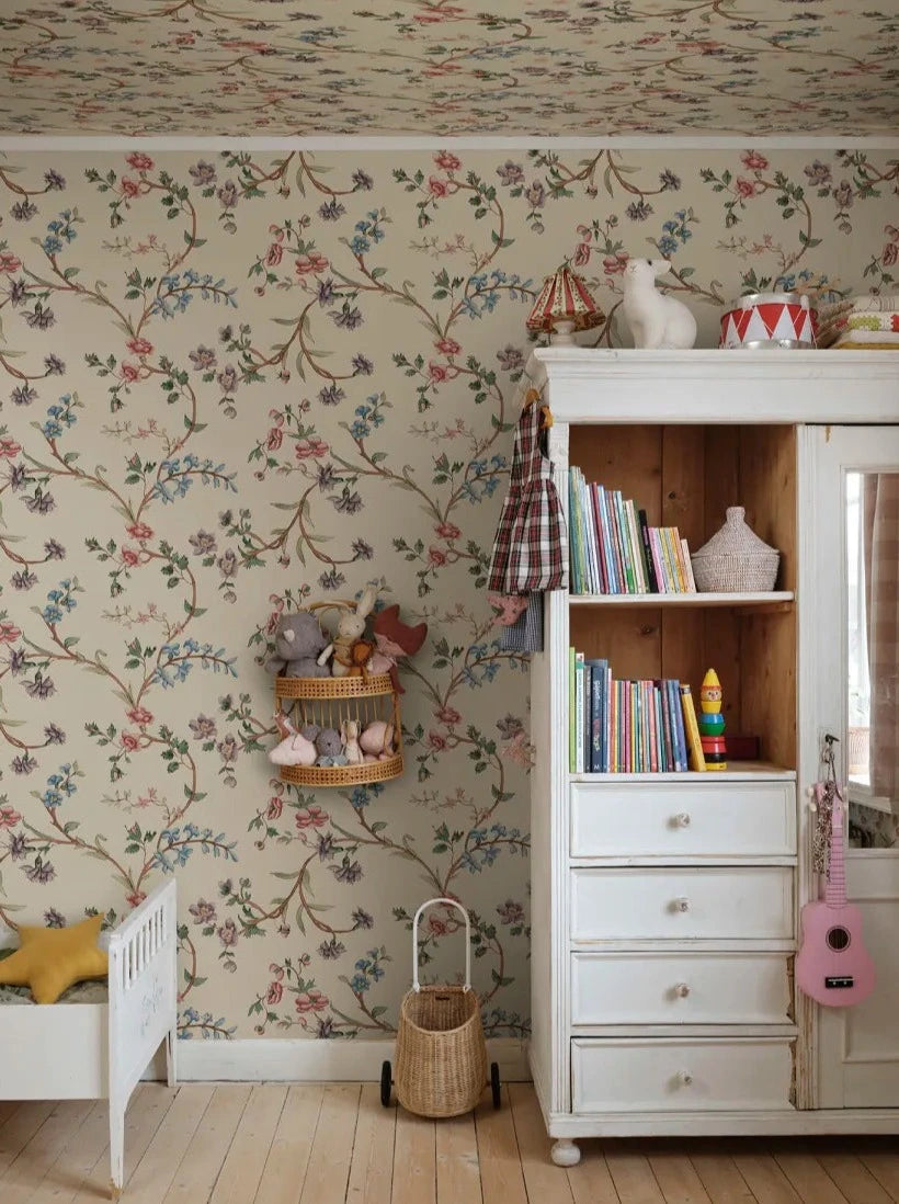 A romantic floral pattern from the 19th century with a pleasing hand-painted expression in harmonious colors. Soft wallpaper in its appearance and with a vintage feel.