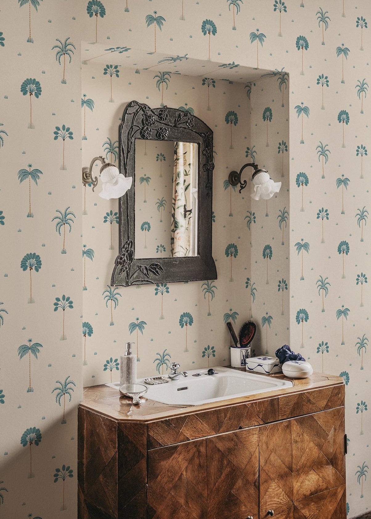 Like small ornaments, stylized palm trees proudly adorn this decorative wallpaper. A pattern with both a playful and exclusive feel.