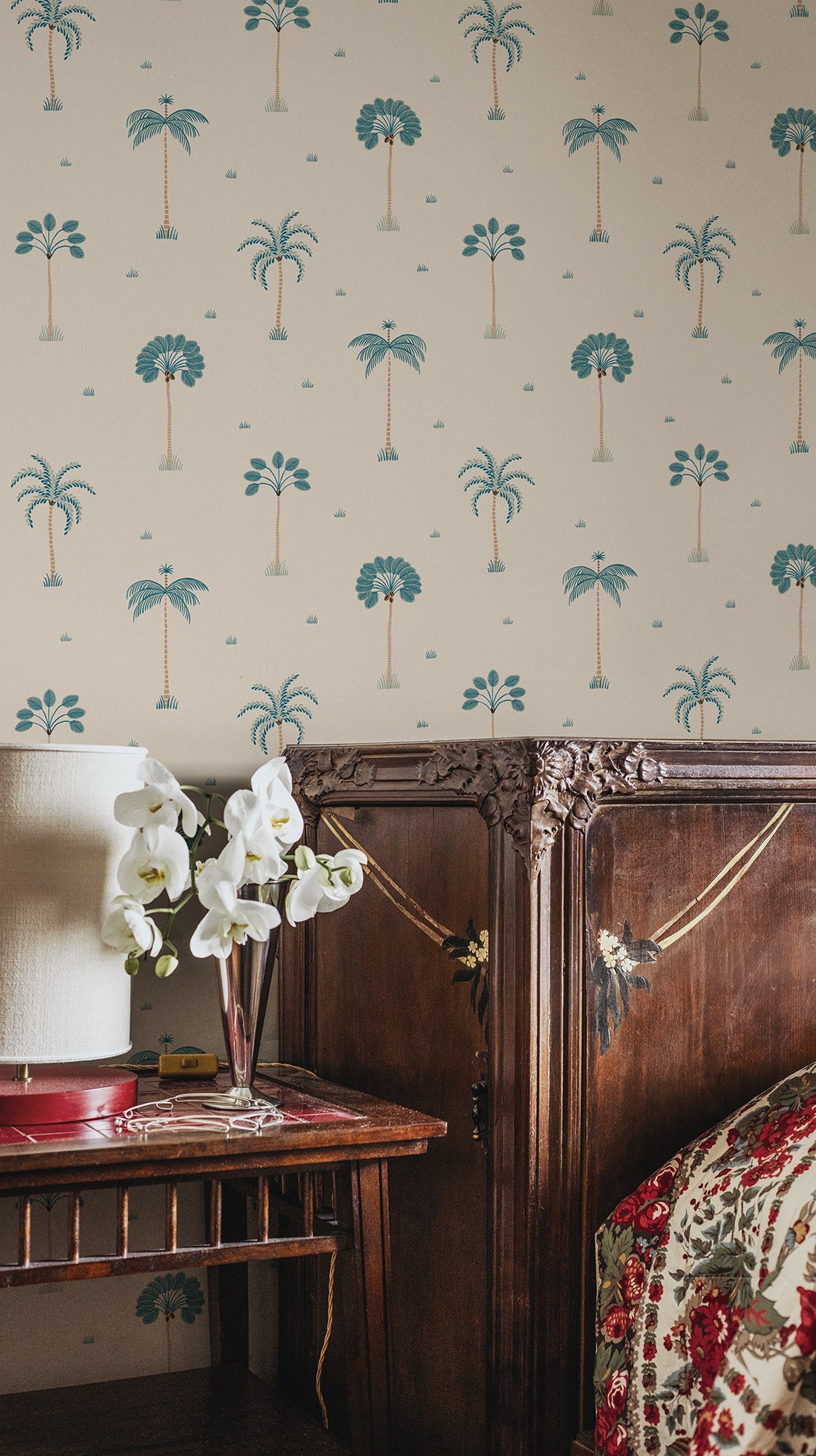 Like small ornaments, stylized palm trees proudly adorn this decorative wallpaper. A pattern with both a playful and exclusive feel.