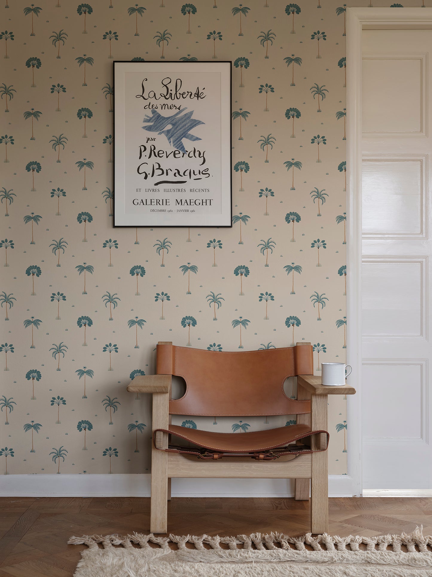 Like small ornaments, stylized palm trees proudly adorn this decorative wallpaper. A pattern with both a playful and exclusive feel.