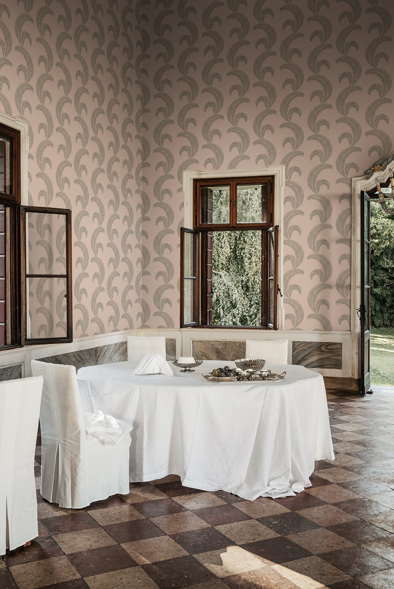 Sophisticated wallpaper with a stylized edge, these graphic palm leaves lend a sleek and luxurious atmosphere to the room.
