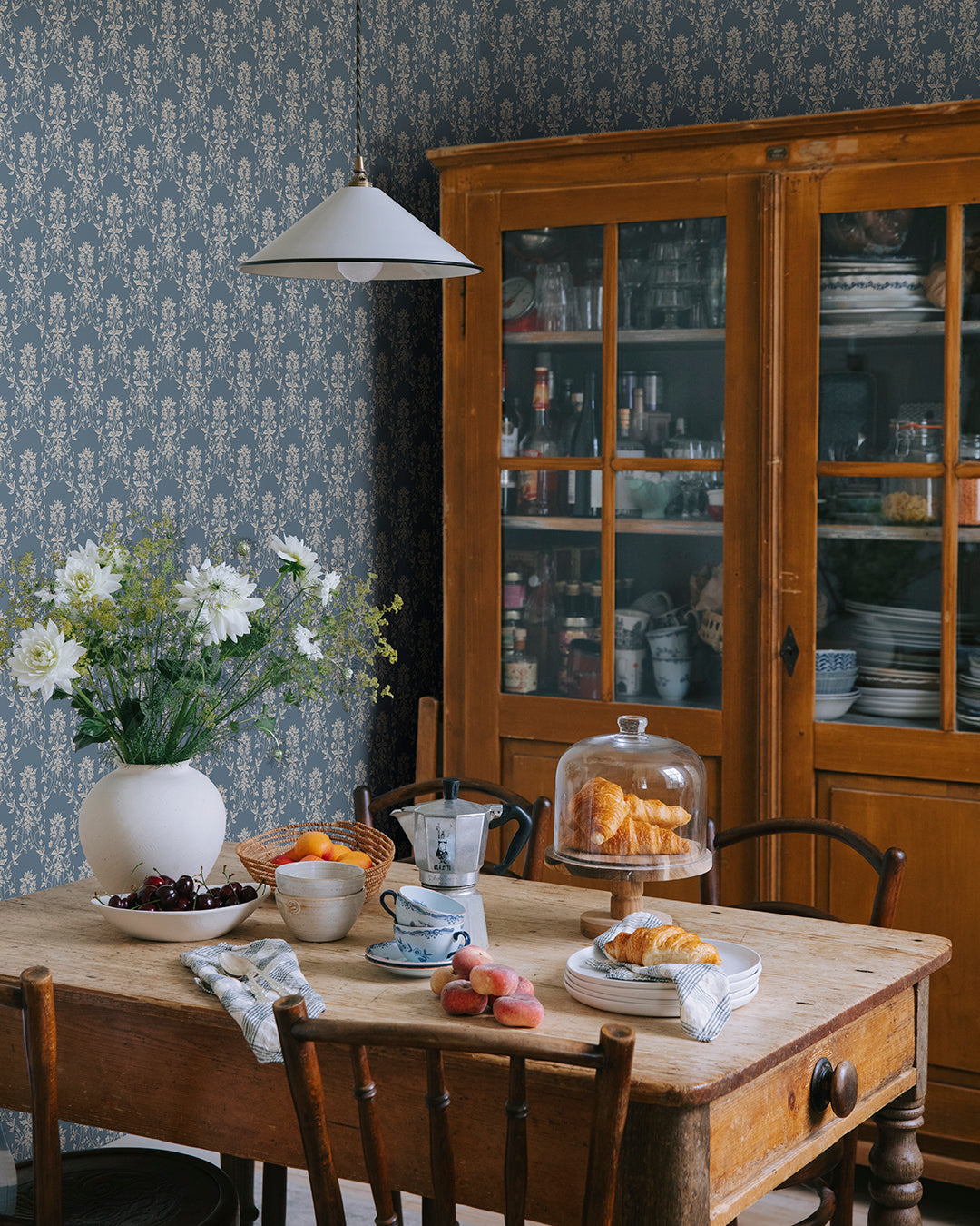 Alva wallpaper welcomes spring into the room with its detailed bouquets of anemones, creating a tranquil, serene backdrop
