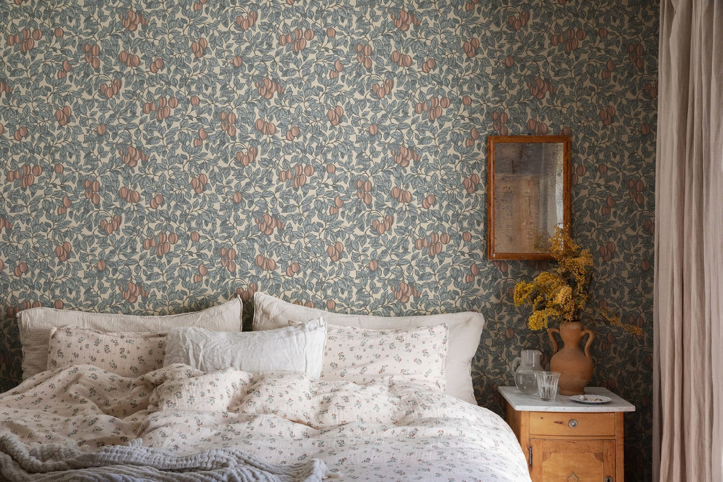 The plum branches in our wallpaper Emrik create a dense, embracing feeling in the room, reminiscent of the fertile cultivated landscape of southern Öland.
