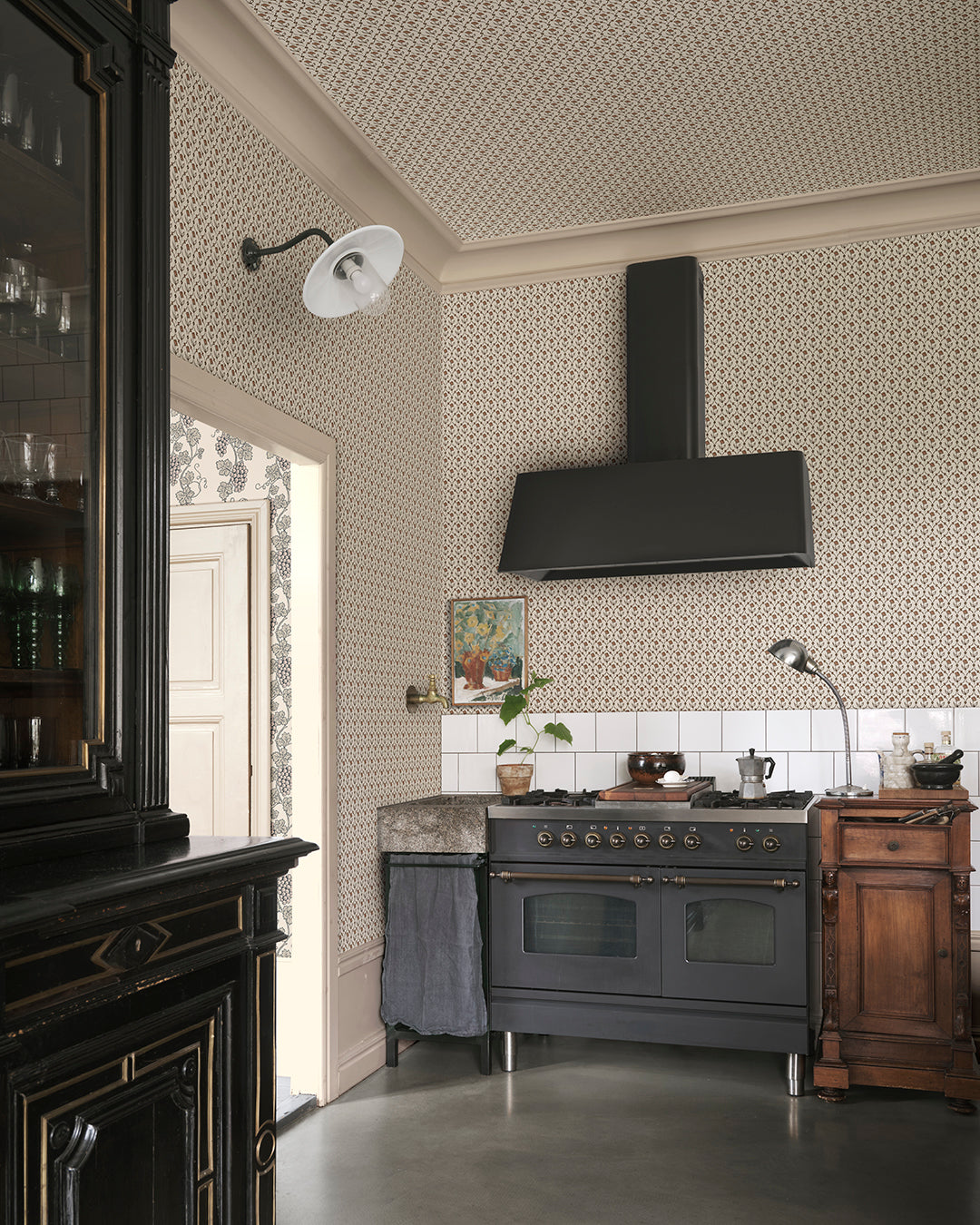 Elena Terracotta: A Timeless Floral Elegance
Experience the charm of the 19th century with Elena in Terracotta. This floral medallion pattern intertwines rustic elegance with the historical beauty reminiscent of folk motifs and domino paper.