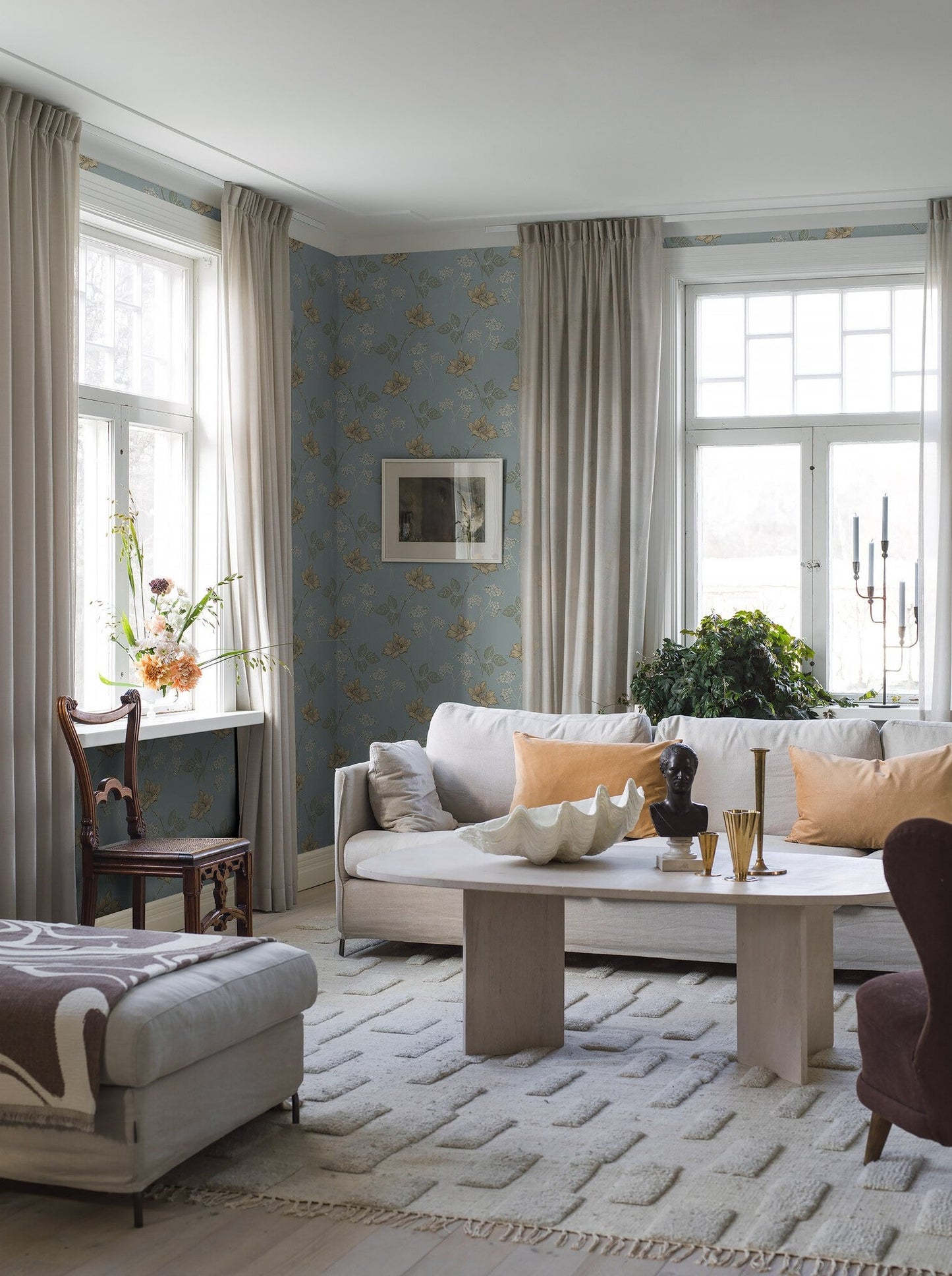 In a color scheme that is the epitome of 1920s Scandinavia, our Valborg wallpaper in sky blue and yellow exudes Swedish Grace.