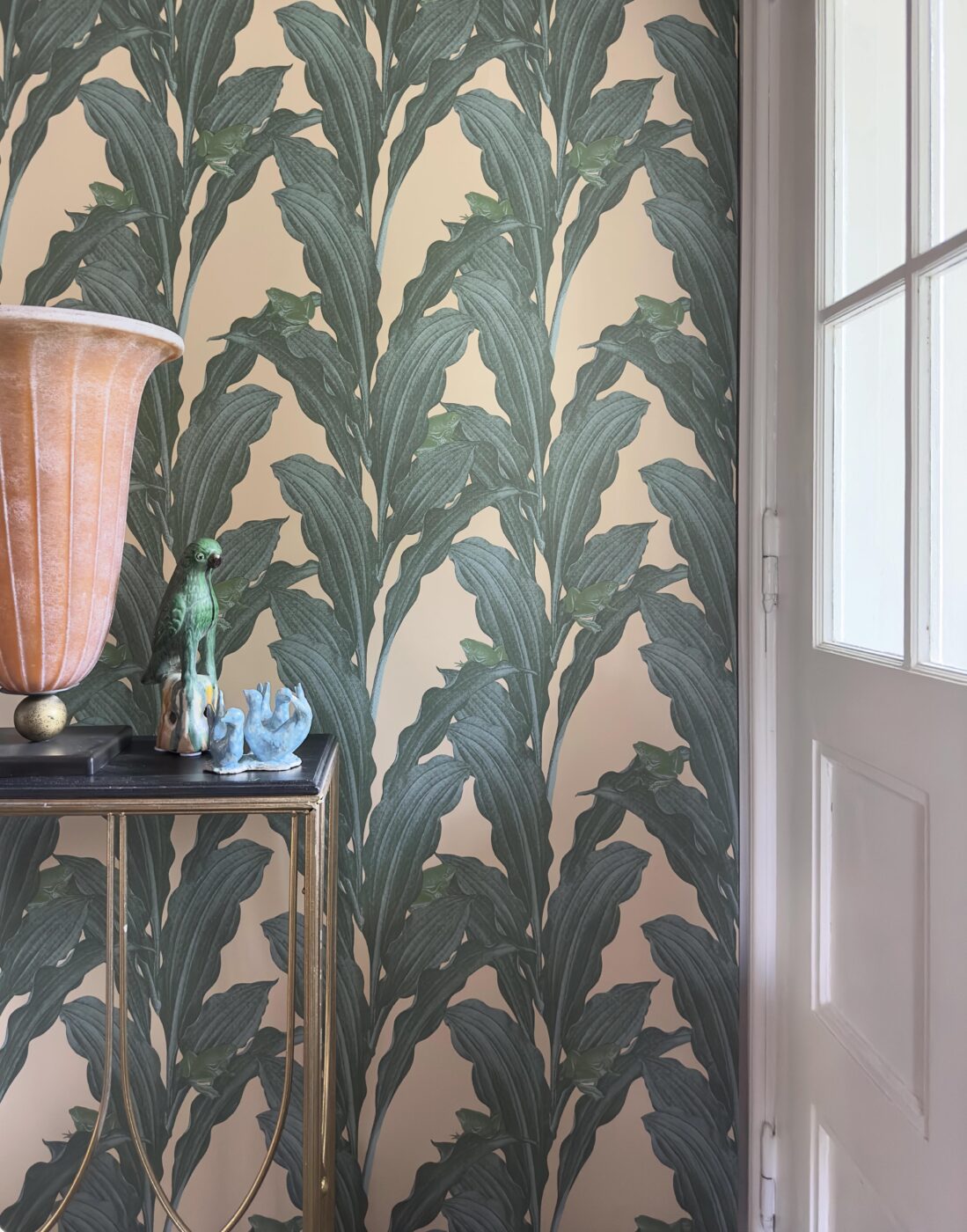 The plants wind almost like a stripe across the wallpaper. The designer Lisa Bengtsson, who is known for her love of animals, has now given the frog the main role.