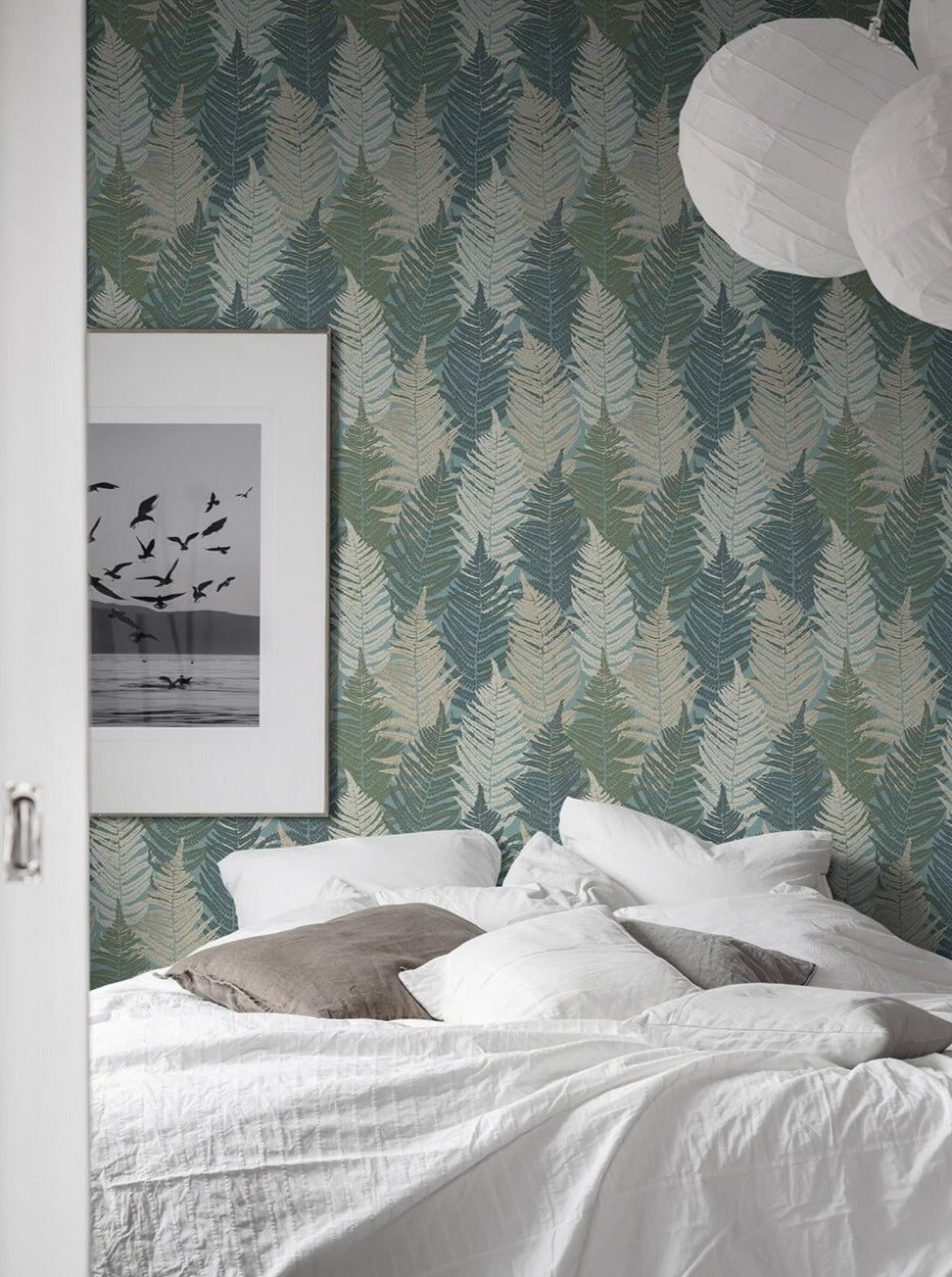 With its dense floral pattern, our striking Fern Forest wallpaper makes an elegant and arresting style statement.