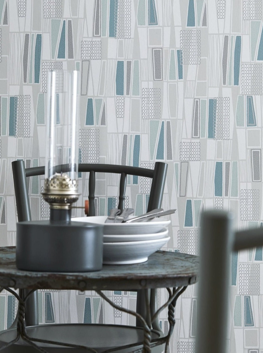 This wallpaper is a trip back to the 1950s with a clean and stripped surface that is a trademark of functional form.