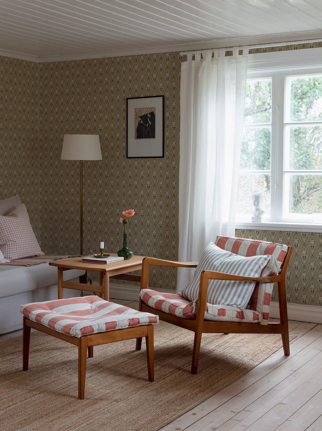 Colored in a golden-brown background with white and dark grey detailing, our Klädesholmen wallpaper features a timeless design that was the height of fashion in the late 19th century.