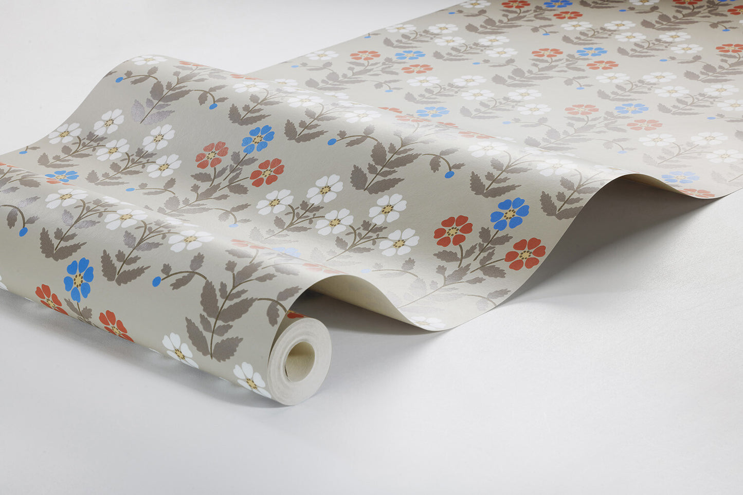 Colored in a modern palette of cobalt blue, English red and rustic brown on a soft grey background, our Sippor wallpaper features a flourishing floral pattern that is contemporary and fun.