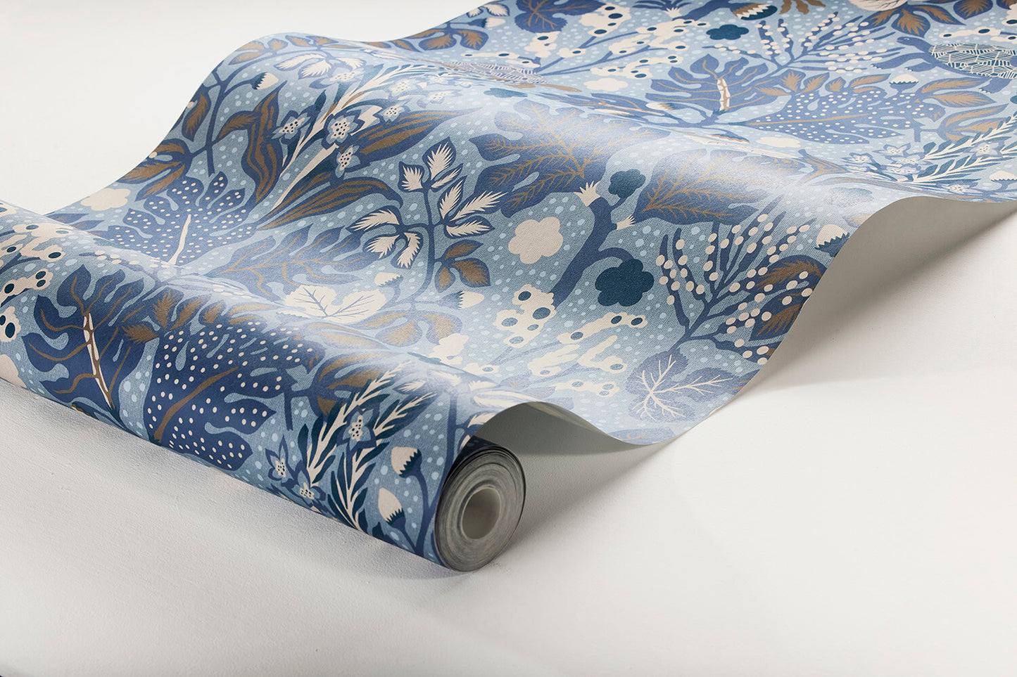 Colored in dusky blue tones, our Turgräs wallpaper invites you to sit back, relax and let your imagination wander.