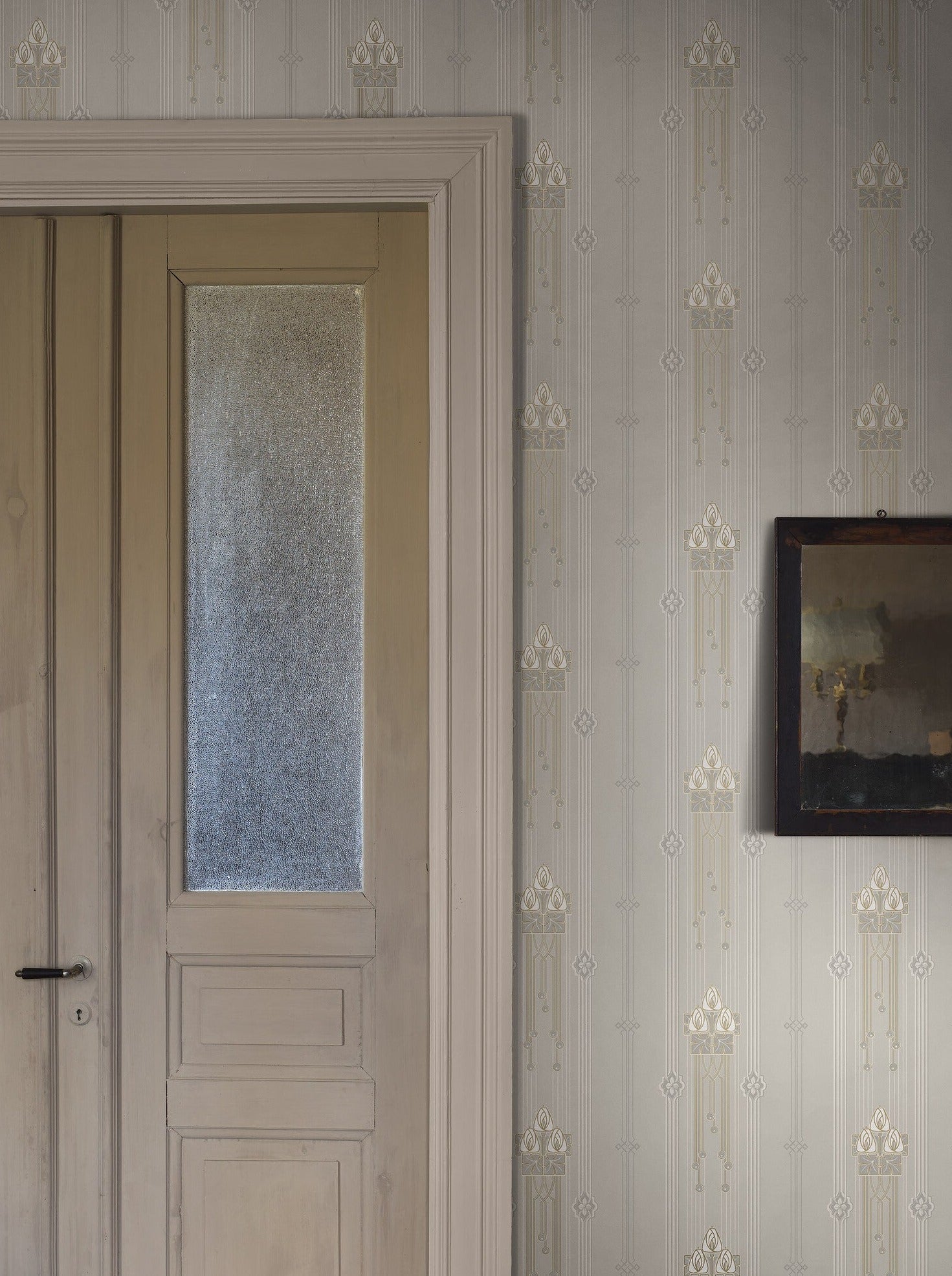 Colored in a subtle and sublime palette of grey and lilac, with subtly shimmering gold detailing, our Villastan wallpaper is effortlessly elegant and on-trend.