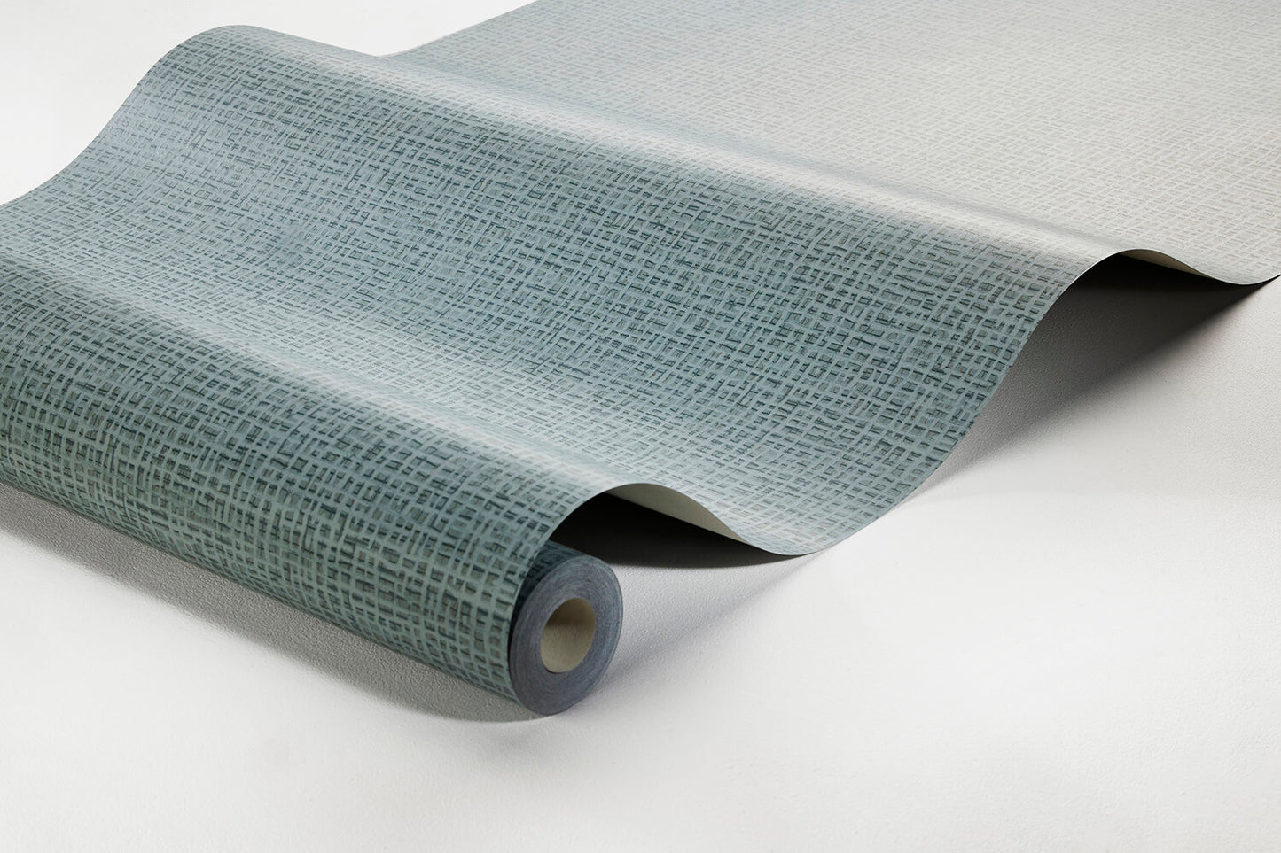 Colored in contrasting tones of muted blue, our Vivalla wallpaper harks back to the 1970s when at least one wall in every Swedish home was dressed in fabric patterns.