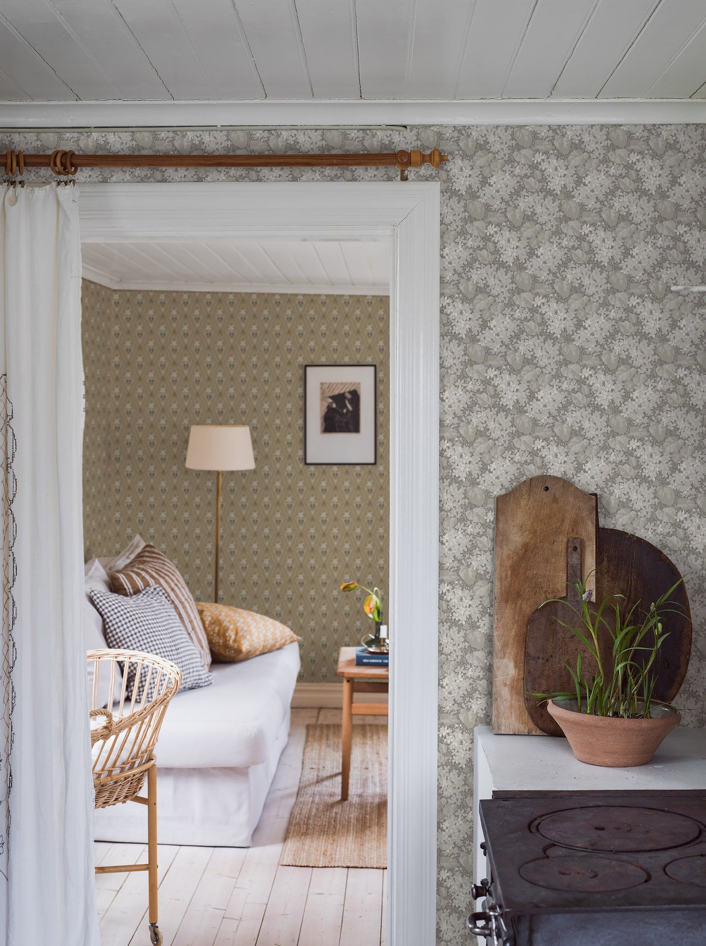 Colored in contrasting tones of warm grey, our Aratorp wallpaper is the epitome of early 20th century pattern style.