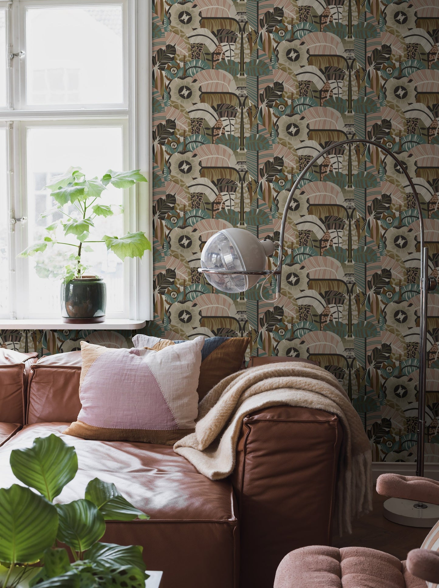 The mural wallpaper Hypnotic Safari features an abstract, graphic, almost slightly psychedelic pattern. Can you spot the eyes among the soft, organic shapes?