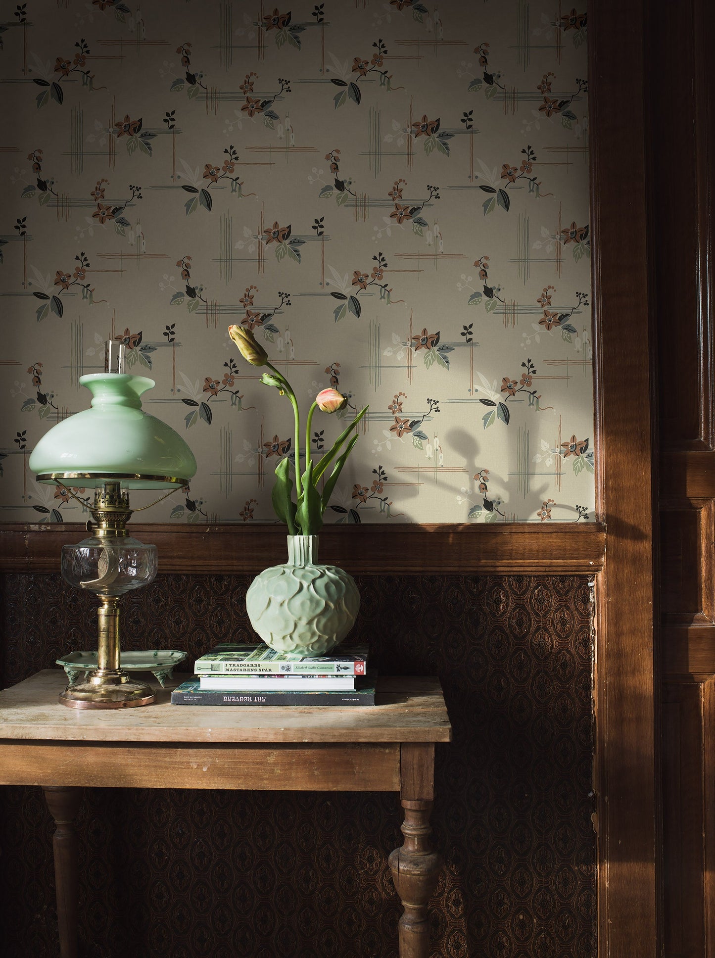 Colored in a warm beige tone with splashes of terracotta, green, brown and blue, our Salängen wallpaper is classic and stylish with a touch of oriental intrigue.