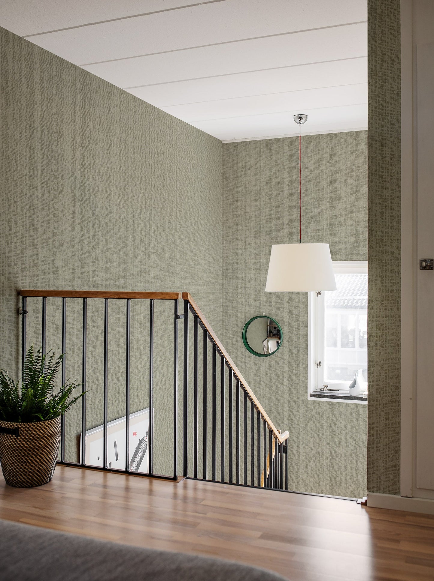 Colored in a fresh and stylish tone-on-tone sage green, our Vivalla wallpaper is inspired by the trends of the 1970s.