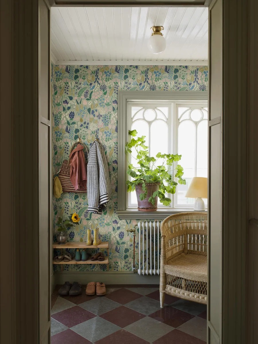  This version of our Herbarium wallpaper is bursting with color. 