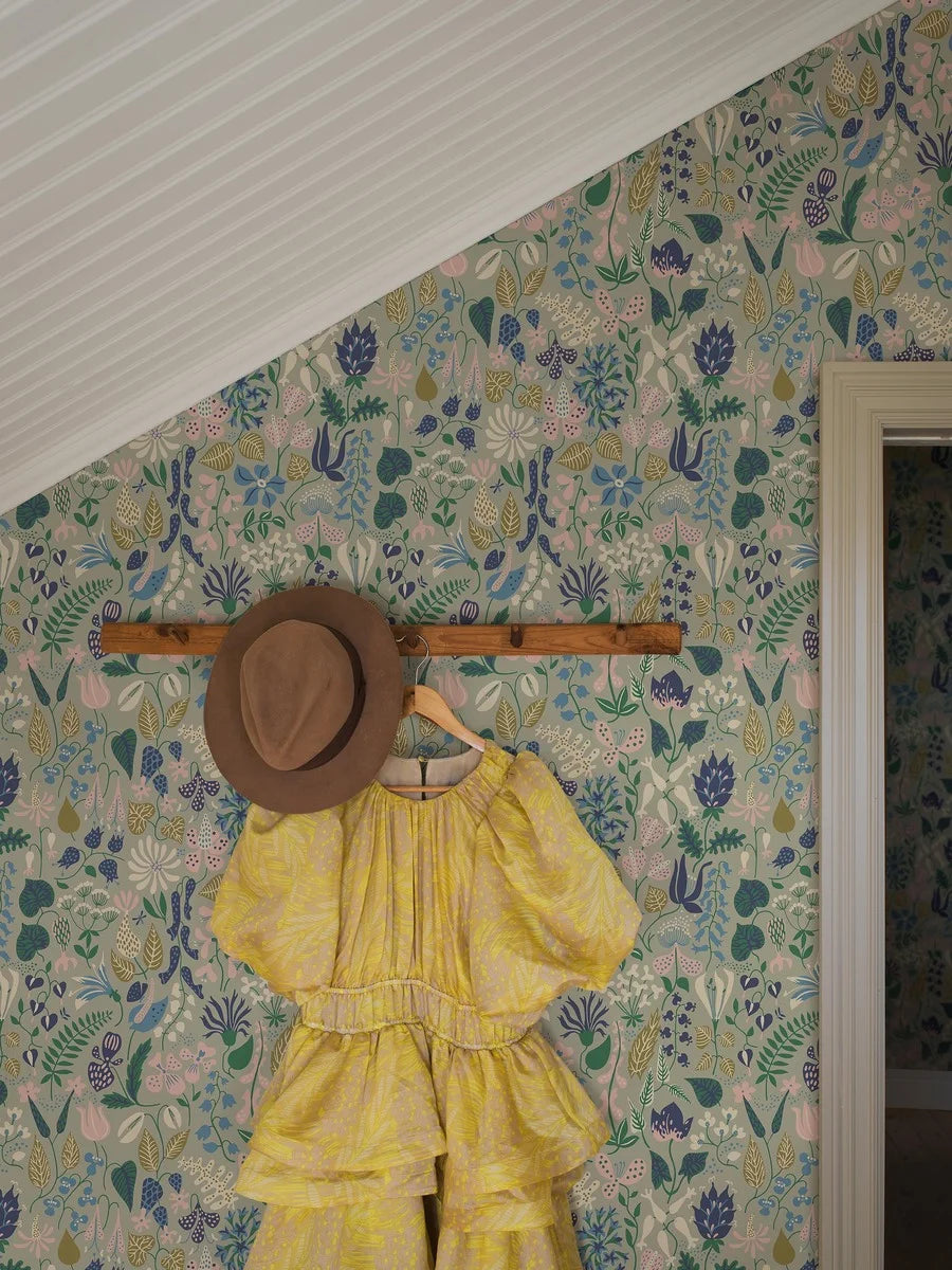  This version of our Herbarium wallpaper is bursting with color. 