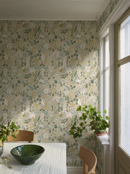 Herbarium wallpaper captures the freshness of a summer flowerbed. In this version, Stig Lindberg’s signature floral motifs dance in tones of yellow, green, white, and blue.