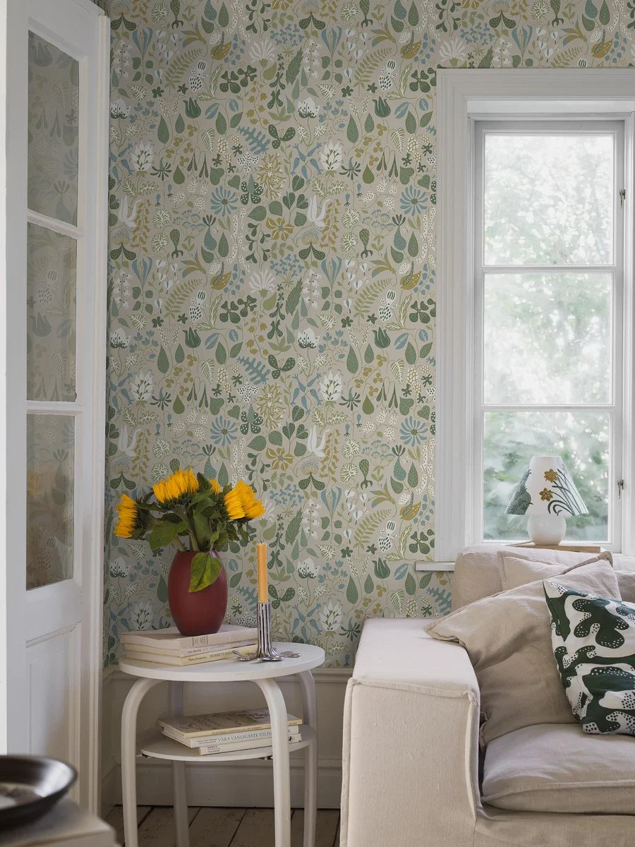 Herbarium wallpaper captures the freshness of a summer flowerbed. In this version, Stig Lindberg’s signature floral motifs dance in tones of yellow, green, white, and blue.