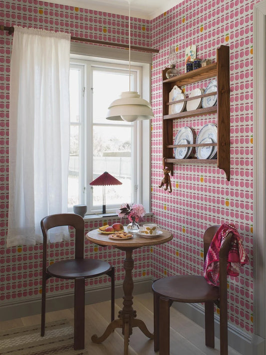  The design from Stig Lindberg’s much-loved 1960’s porcelain series now adorns our Pall wallpaper. 