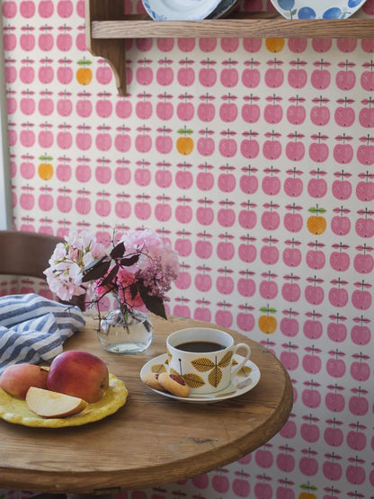  The design from Stig Lindberg’s much-loved 1960’s porcelain series now adorns our Pall wallpaper. 