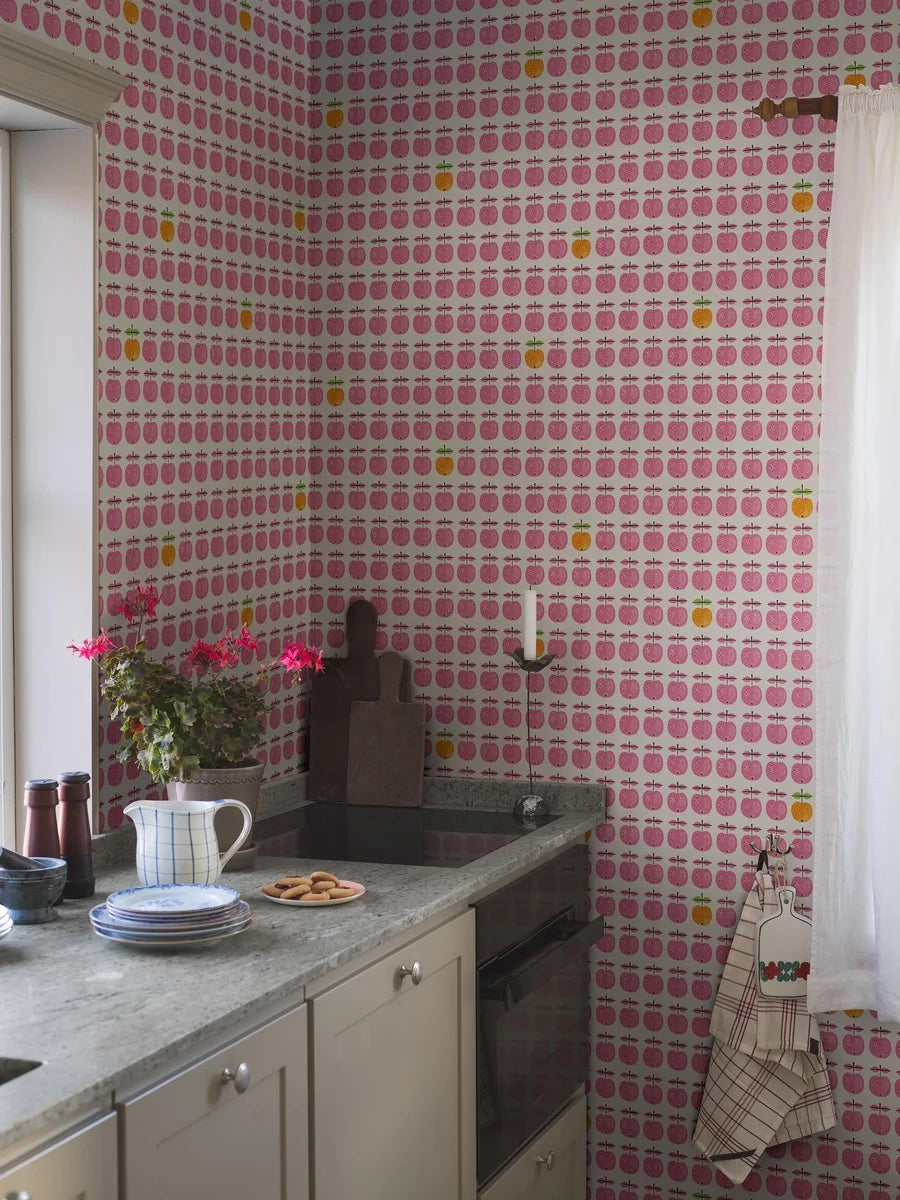  The design from Stig Lindberg’s much-loved 1960’s porcelain series now adorns our Pall wallpaper. 