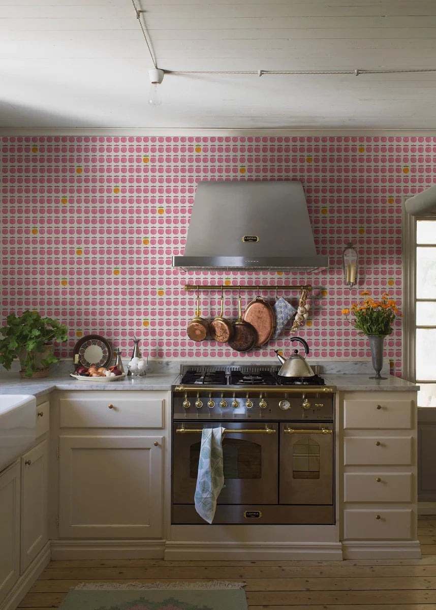  The design from Stig Lindberg’s much-loved 1960’s porcelain series now adorns our Pall wallpaper. 