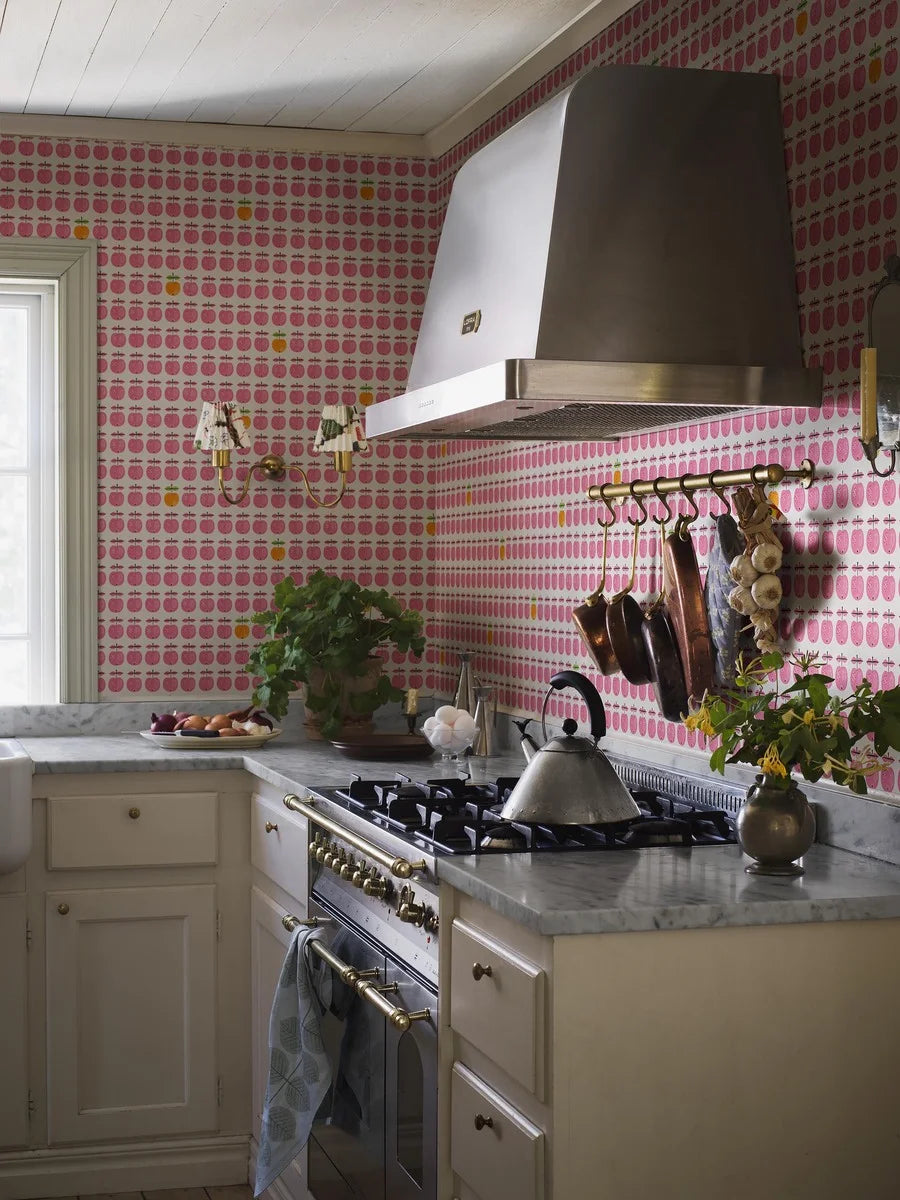  The design from Stig Lindberg’s much-loved 1960’s porcelain series now adorns our Pall wallpaper. 