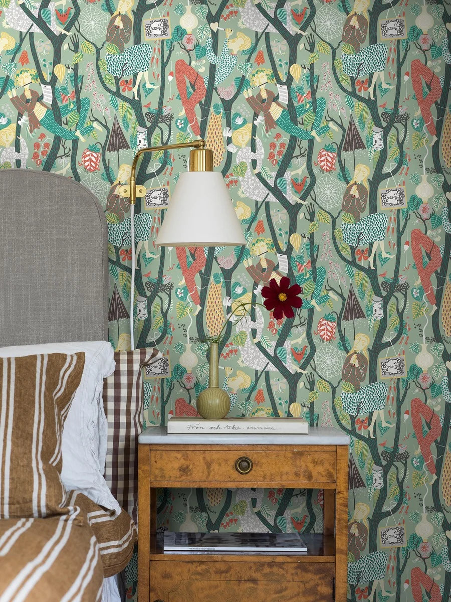 The longer you look, the more whimsical details that appear in our Melodi wallpaper. Vibrantly colored in lush green tones, playful figures climb winding branches among leaves, cobwebs, and flowers in this imaginative Stig Lindberg design.