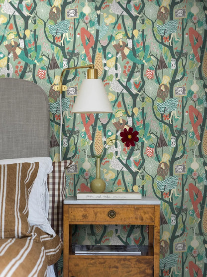 The longer you look, the more whimsical details that appear in our Melodi wallpaper. Vibrantly colored in lush green tones, playful figures climb winding branches among leaves, cobwebs, and flowers in this imaginative Stig Lindberg design.