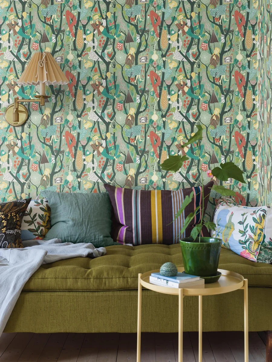 The longer you look, the more whimsical details that appear in our Melodi wallpaper. Vibrantly colored in lush green tones, playful figures climb winding branches among leaves, cobwebs, and flowers in this imaginative Stig Lindberg design.