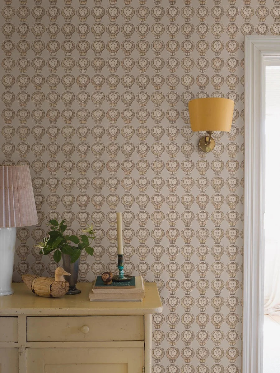 Lisa Larson’s ceramic lions from the 1960s are classic pieces of Scandinavian design. Now the pride of lions has a new lease of life in our Lejon wallpaper.