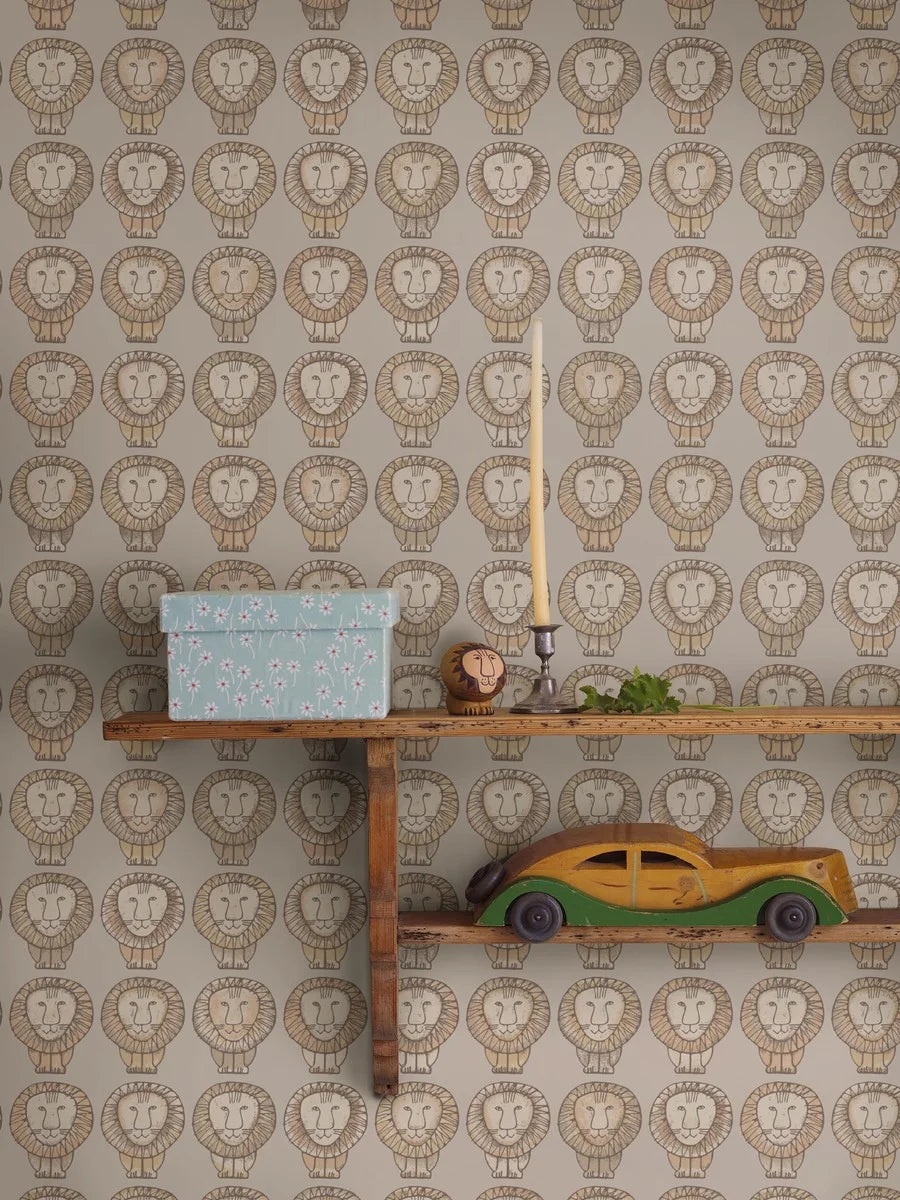 Lisa Larson’s ceramic lions from the 1960s are classic pieces of Scandinavian design. Now the pride of lions has a new lease of life in our Lejon wallpaper.