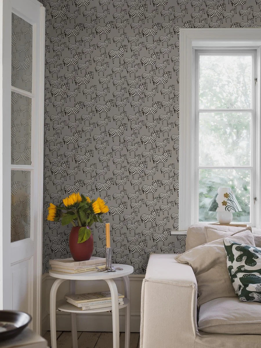 For lovers of pure monochrome design, our Zebra wallpaper keeps Lisa Larson’s 1957 classic ceramic ornament true to its essence.