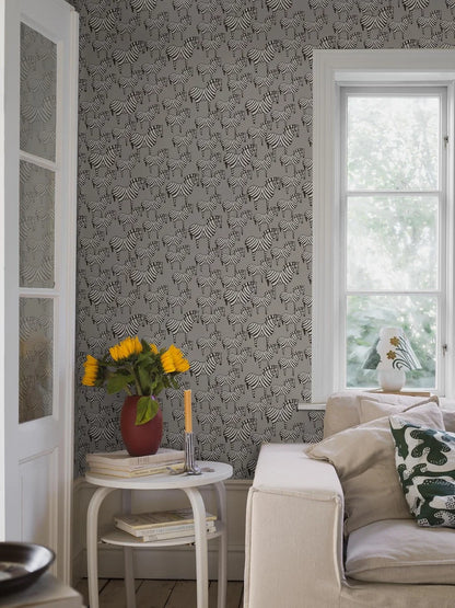 For lovers of pure monochrome design, our Zebra wallpaper keeps Lisa Larson’s 1957 classic ceramic ornament true to its essence.