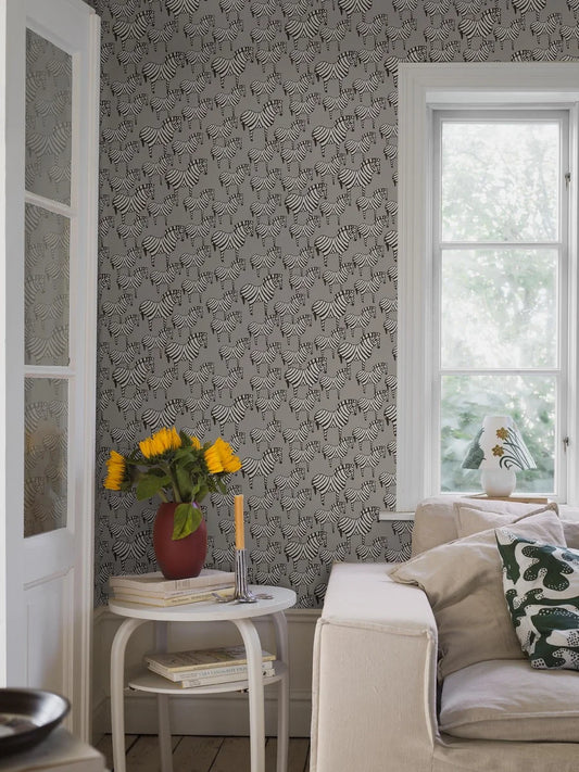 For lovers of pure monochrome design, our Zebra wallpaper keeps Lisa Larson’s 1957 classic ceramic ornament true to its essence.