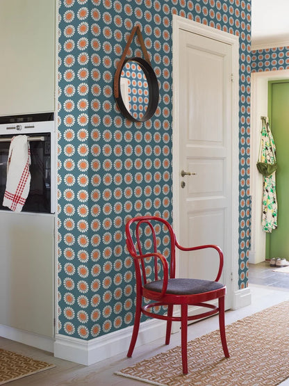 Bursting with the bold florals and carefree spirit of the late 1960s, our Daisy wallpaper brings joy at every glance. Seen here in its original retro blue and orange colorway, Turi Gramstad Oliver’s stylised daisies dance across the wall with playful energy.