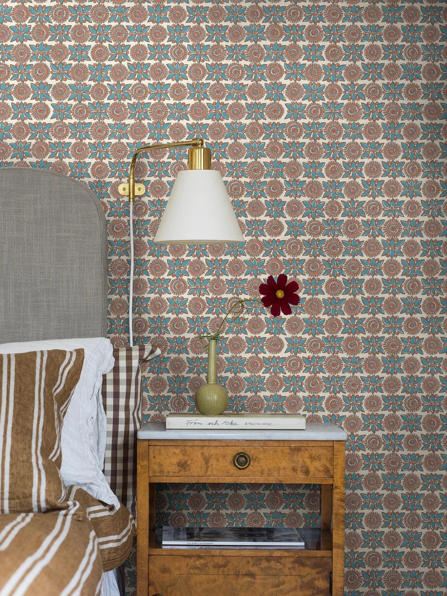 With its expressive, textile style, our Astrid wallpaper captures the warmth and artistry of the Norwegian folk-art tradition of rose painting. 