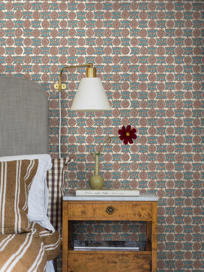With its expressive, textile style, our Astrid wallpaper captures the warmth and artistry of the Norwegian folk-art tradition of rose painting. 