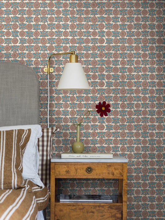 With its expressive, textile style, our Astrid wallpaper captures the warmth and artistry of the Norwegian folk-art tradition of rose painting. 