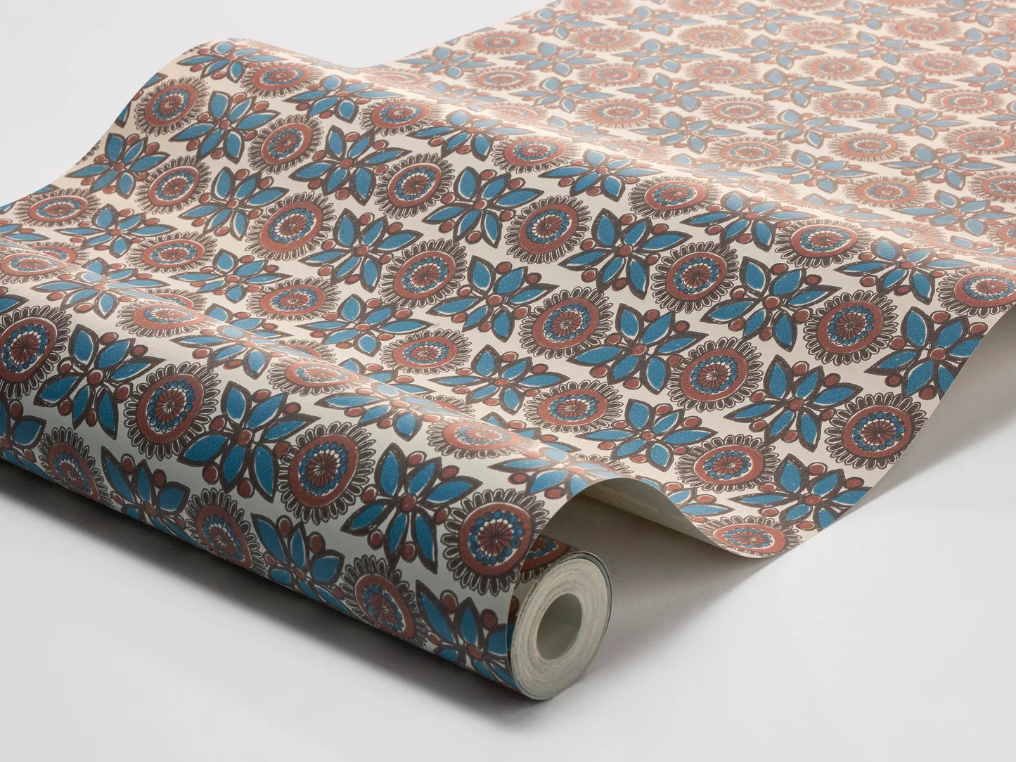 With its expressive, textile style, our Astrid wallpaper captures the warmth and artistry of the Norwegian folk-art tradition of rose painting. T