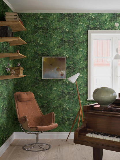 Capturing a lush green verge, our Dikesren wallpaper is a vibrant tribute to nature’s beauty. Originally created for textile in 1944, this iconic design by Arne Jacobsen features ferns, forget-me-nots, and wildflowers on deep green ground.