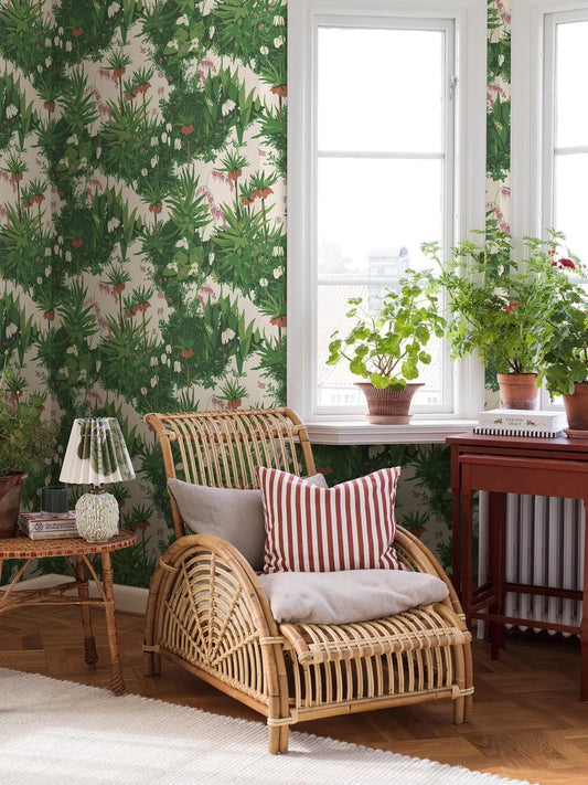 Bursting with the freshness of spring, our Kejsarkrona wallpaper fills walls with graceful blooms of crown imperial, fritillary, lily of the valley, and bleeding heart.