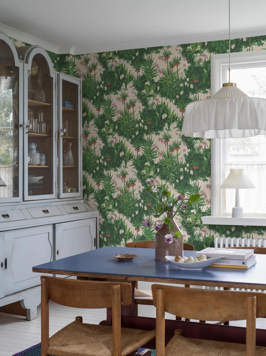 Bursting with the freshness of spring, our Kejsarkrona wallpaper fills walls with graceful blooms of crown imperial, fritillary, lily of the valley, and bleeding heart.