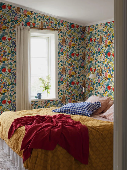 In a light multi-colored palette with a soft linen background, this version of our Stugrabatt wallpaper bursts with lush greenery and vibrant blooms.