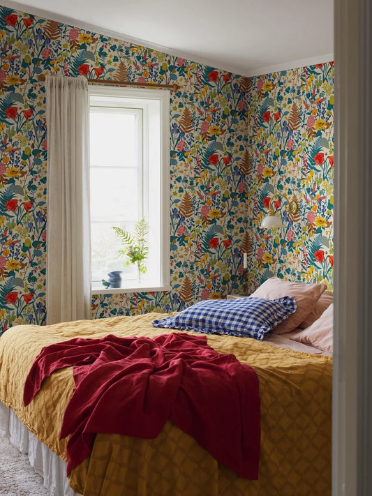 In a light multi-colored palette with a soft linen background, this version of our Stugrabatt wallpaper bursts with lush greenery and vibrant blooms.
