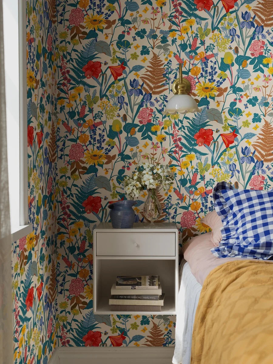 In a light multi-colored palette with a soft linen background, this version of our Stugrabatt wallpaper bursts with lush greenery and vibrant blooms.